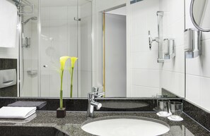 Douche, sèche-cheveux, chaussons, serviettes fournies