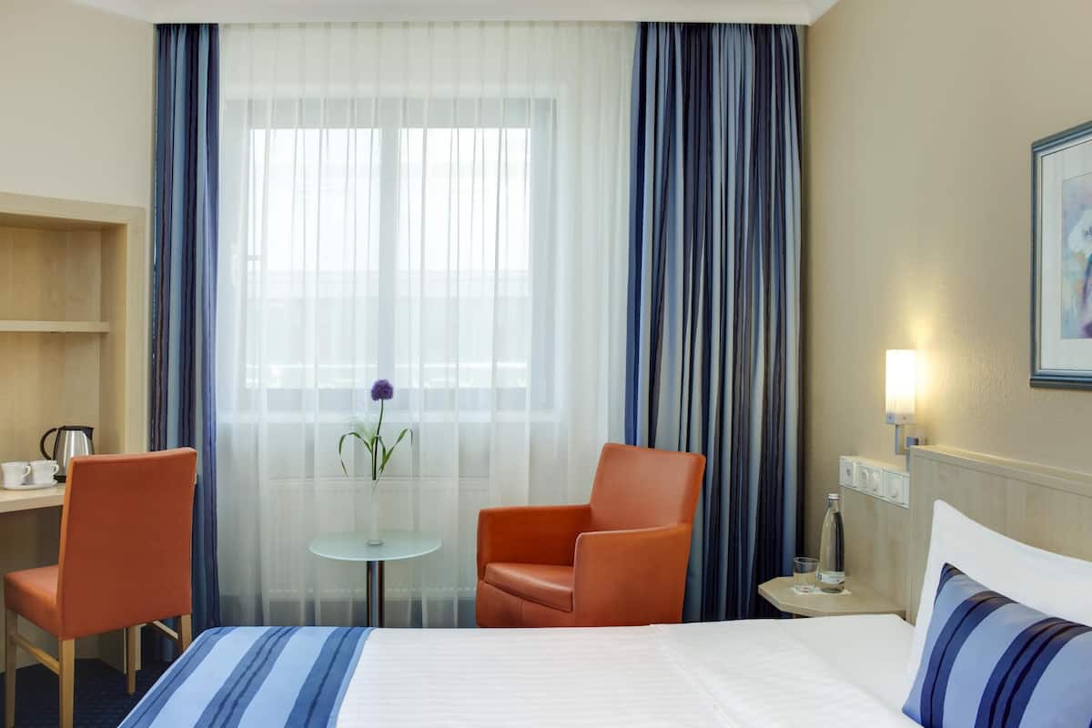 Hypo-allergenic bedding, in-room safe, desk, laptop workspace