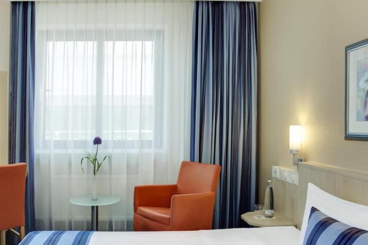Hypo-allergenic bedding available, in-room safe, desk, laptop workspace