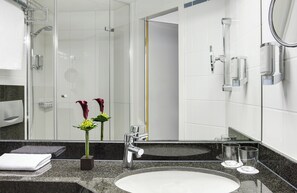 تجهيزات دش، مجففات شعر، خف للقدمين، مناشف