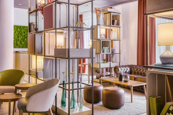 Serves lunch and dinner