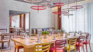 Petit déjeuner buffet (19 EUR par personne)