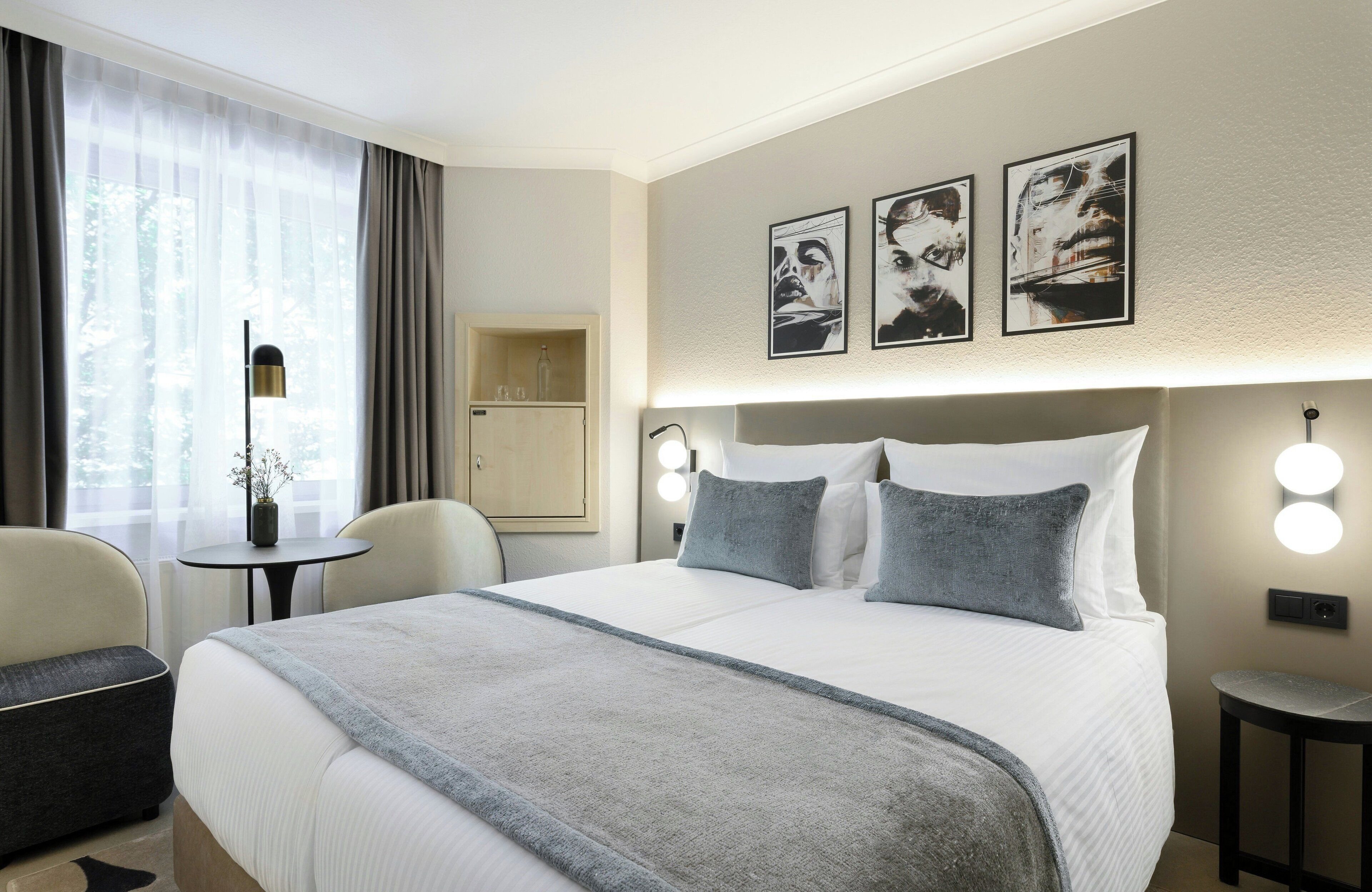 Habitación Confort doble | Ropa de cama hipoalergénica, caja fuerte, escritorio