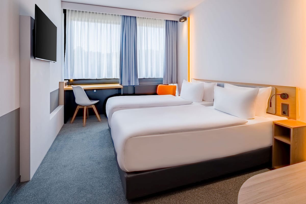 Twin kamer, 2 eenpersoonsbedden | Hypoallergeen beddengoed, een kluis op de kamer, een bureau