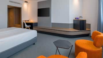 Chambre, 1 trÚs grand lit | Coin séjour | TV connectée de 36 pouces avec chaßnes par satellite, Netflix, livres