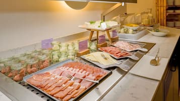 Montaje de bufé con diversos alimentos y acompañamientos.