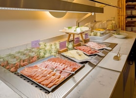 Montaje de bufé con diversos alimentos y acompañamientos.