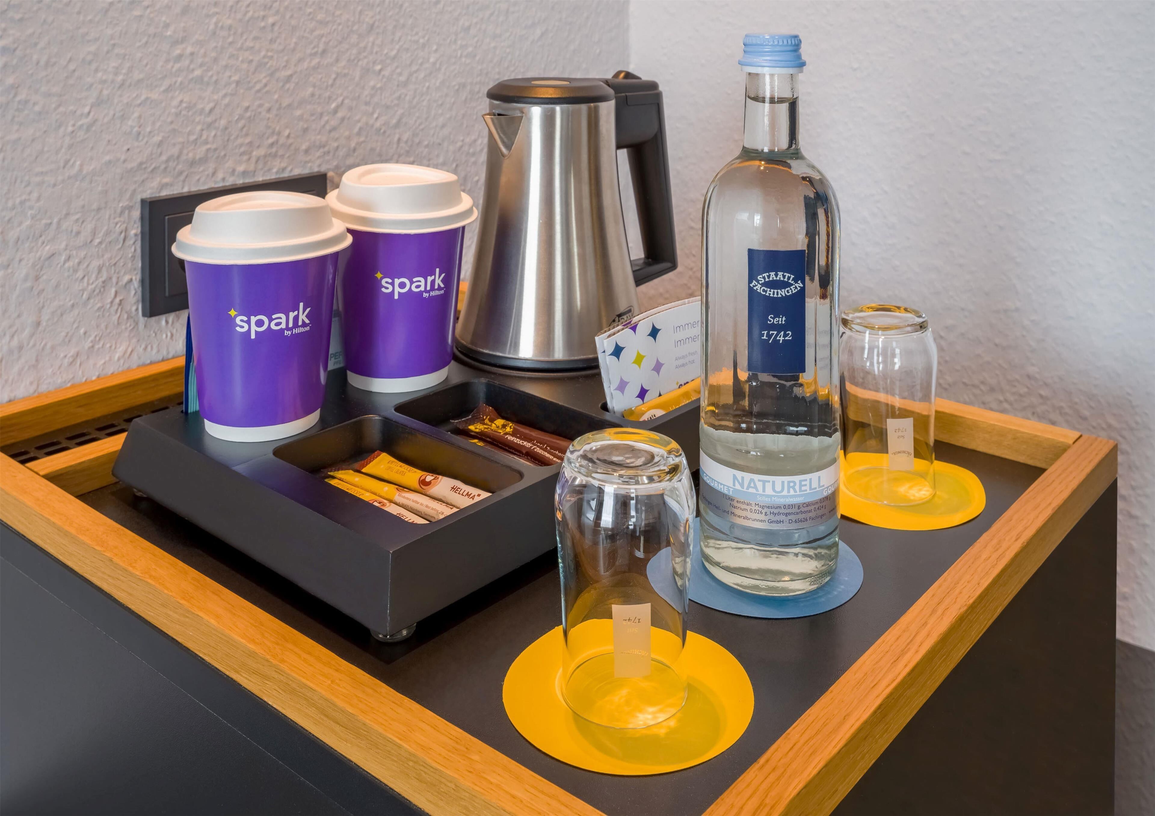 Ropa de cama hipoalergénica y caja de seguridad en la habitación 