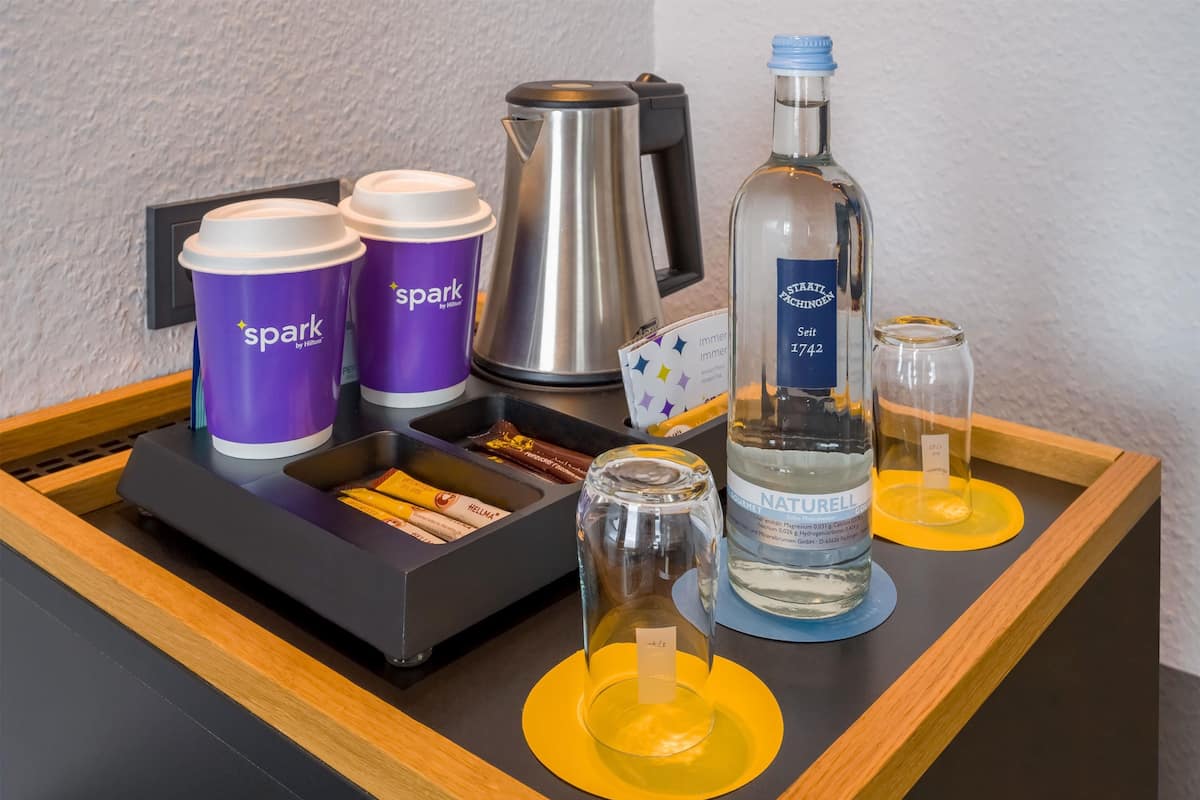 Literie hypoallergénique, coffres-forts dans les chambres, bureau