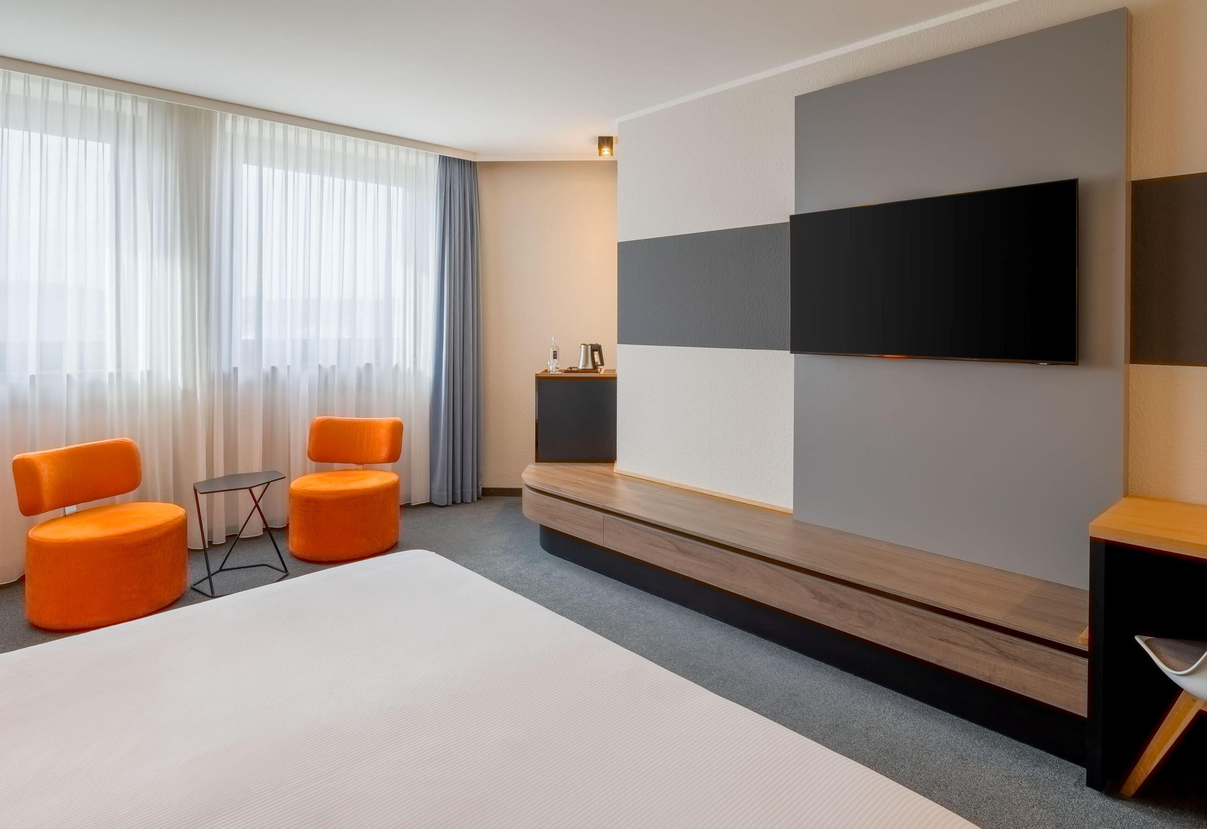 Room, 1 King Bed | Hypo-allergenic bedding, in-room safe, desk, laptop workspace