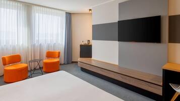 Room, 1 King Bed | Hypo-allergenic bedding, in-room safe, desk, laptop workspace