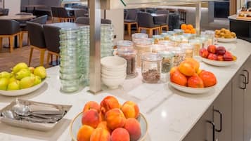 Tägliches Frühstücksbuffet (18 EUR pro Person)