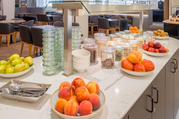 Se ofrece un desayuno bufé (18 EUR por persona)