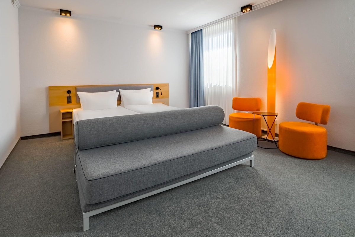 Kamer, 1 kingsize bed met slaapbank | Woonruimte | Een 36-inch smart-tv met satellietzenders, Netflix en boeken
