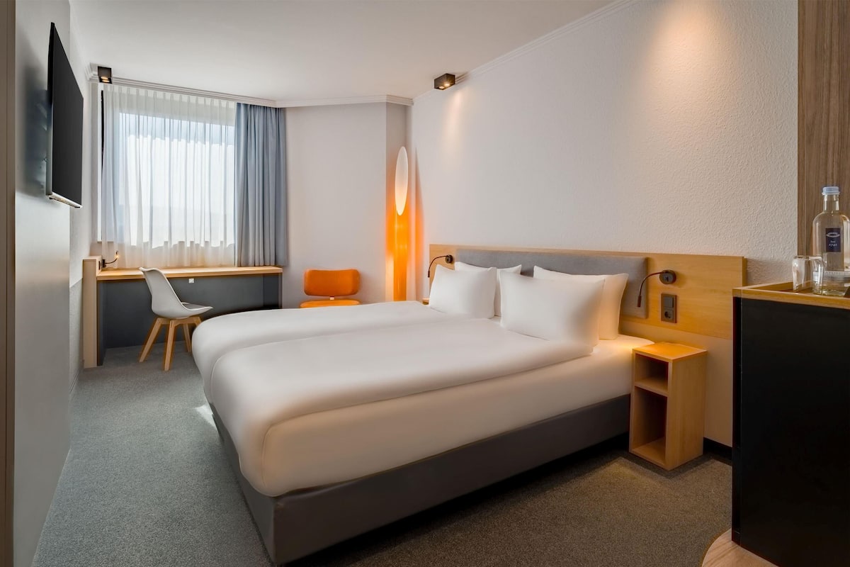 Kamer, 1 kingsize bed | Hypoallergeen beddengoed, een kluis op de kamer, een bureau