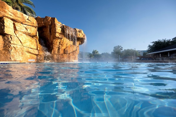 4 piscine all'aperto, cabanas (a pagamento), ombrelloni da piscina