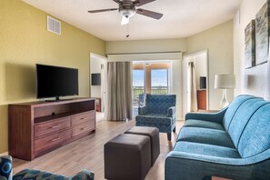 Rom, 2 soverom, balkong | Oppholdsområde | En 52-tommers TV med kabel-kanaler samt DVD-spiller og bordtennis