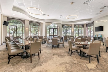 2 bars/lounges, poolside bar at Hilton Vacation Club Mystic Dunes Orlando