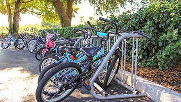 Varias bicicletas estacionadas en un aparcamiento para bicicletas.