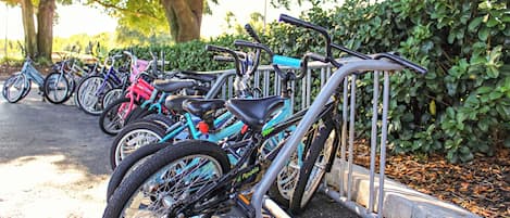 Varias bicicletas estacionadas en un aparcamiento para bicicletas.