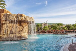 4 piscine all'aperto, cabanas (a pagamento), ombrelloni da piscina