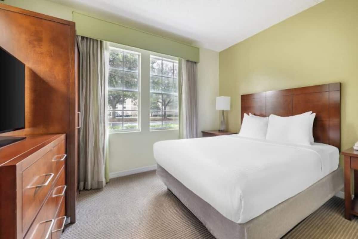 1 bedroom, premium bedding, in-room safe, desk