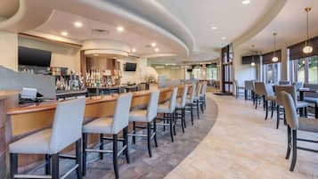 2 bares y bar junto a la piscina
