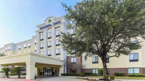A hotel with a modern facade, a covered entrance, and a landscaped front yard. - SpringHill Suites by Marriott Austin Parmer/Tech Ridge (Austin)