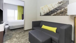 Camas con pillow-top, escritorio y cortinas blackout 