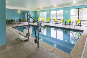 Piscina interna, funciona das 6h às 23h, guarda-sóis, espreguiçadeiras