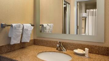 Suihkun ja ammeen yhdistelmä, ilmaiset hygieniatuotteet, hiustenkuivaaja