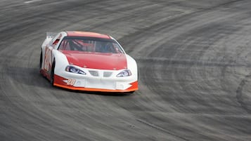 Une voiture de course sur une piste.