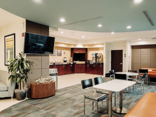 Free daily buffet breakfast - The Beacon Charlotte Airport (Charlotte)