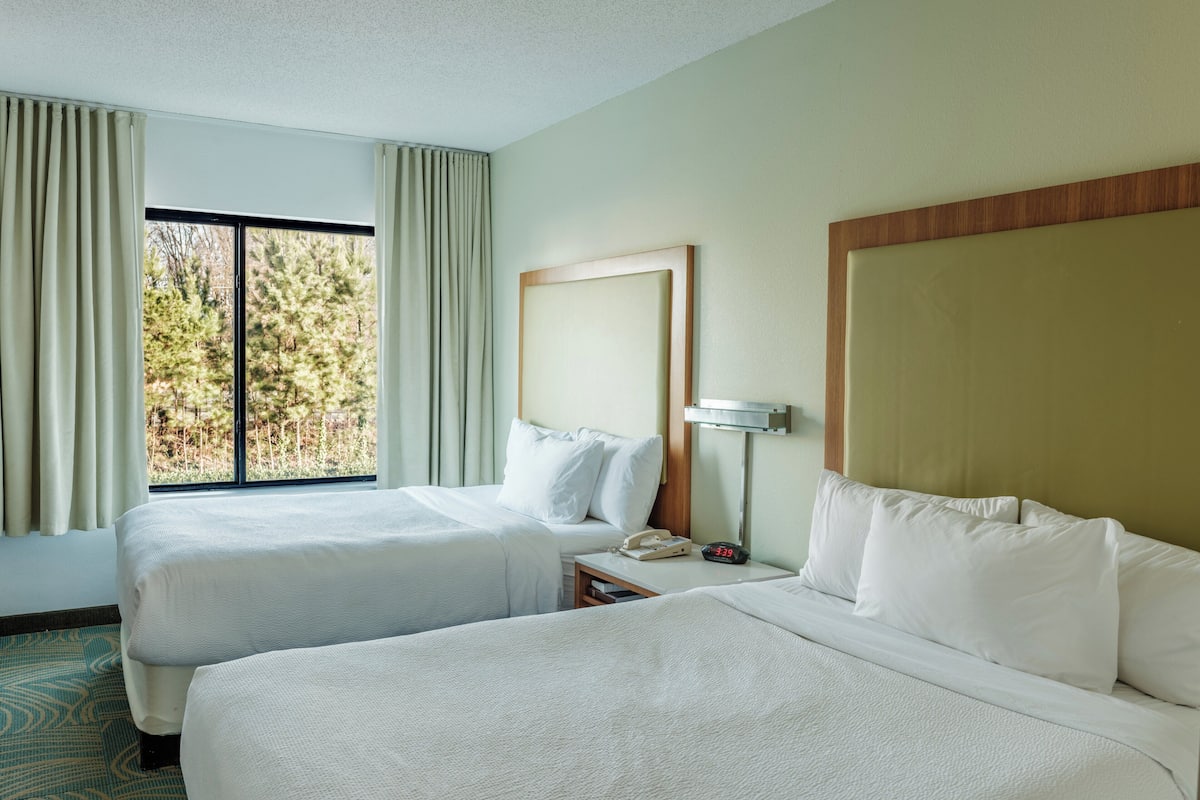 1 habitación, caja de seguridad en la habitación y escritorio