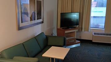 Suite, 1 très grand lit, douche accessible en fauteuil roulant (Roll-In Shower, Mobility) | 1 chambre, coffre-fort, bureau