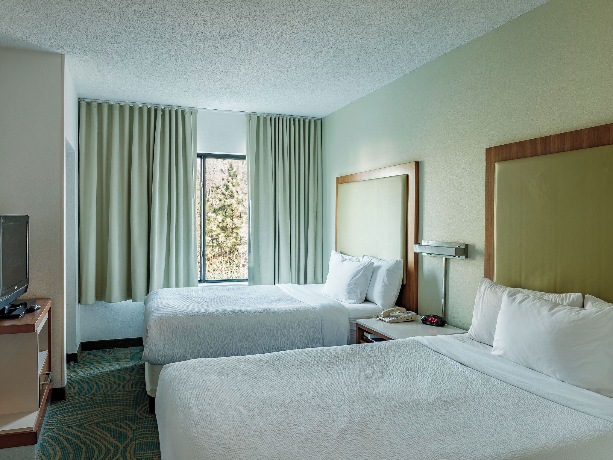 Suite - 2 queensize-senge | 1 soveværelse, pengeskab på værelset, skrivebord