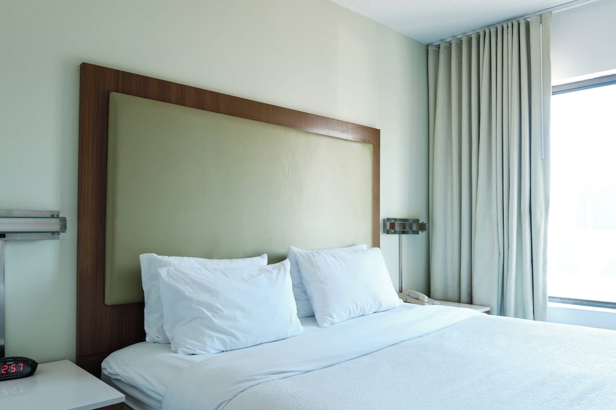 1 habitación, caja de seguridad en la habitación y escritorio