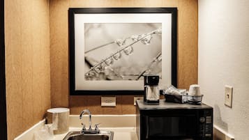 1 bilik tidur, peti besi dalam bilik, meja, ruang kerja komputer riba