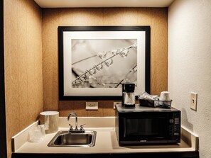 1 slaapkamer, een kluis op de kamer, een bureau, een laptopwerkplek