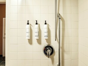 Tina con regadera, amenidades de baño gratuitas, secadora de cabello 