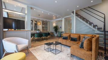 Superior appartement | Woonruimte | Een 38-inch flatscreentelevisie met kabelzenders