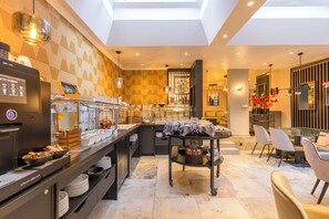 Desayuno buffet diario (EUR 21.5 por persona)