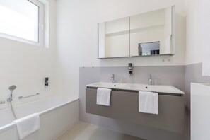 Comfort Apartment | Bathroom | Eco-friendly toiletries, hair dryer, towels, soap - Leonardo Hotel Antwerp The Plaza (Antwerp)