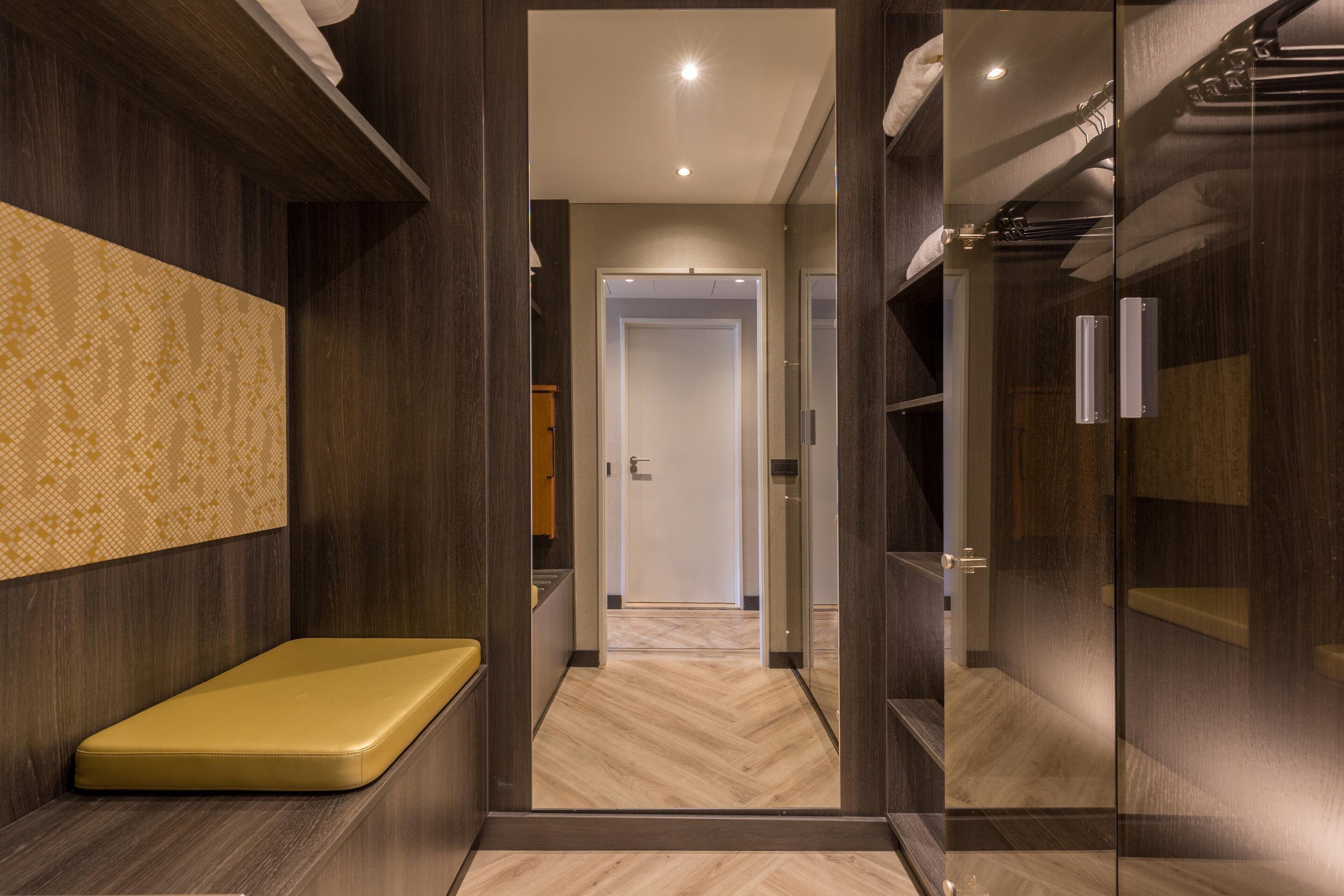 Hochwertige Bettwaren, Minibar, Zimmersafe, Schreibtisch