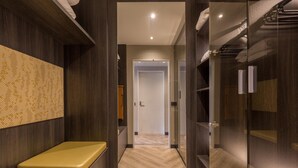 Un baño moderno con un banco de madera, un espejo y una cabina de ducha de vidrio.
