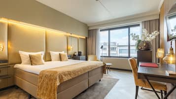 Luxe beddengoed, een minibar, een kluis op de kamer, een bureau