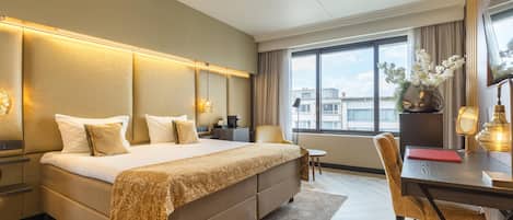 Luxe beddengoed, een minibar, een kluis op de kamer, een bureau