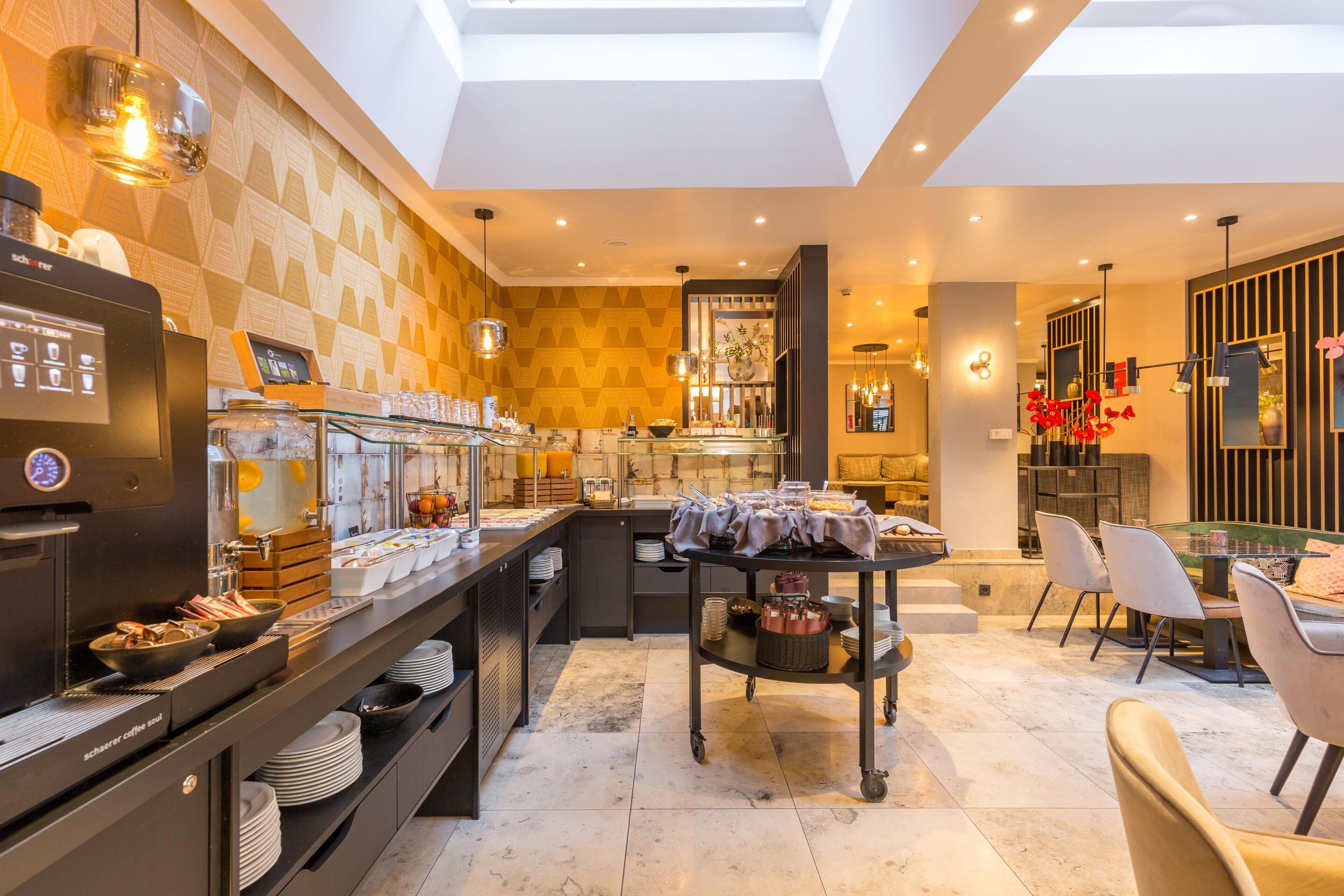 أغطية فراش متميزة وميني بار وخزنة داخل الغرفة ومكتب