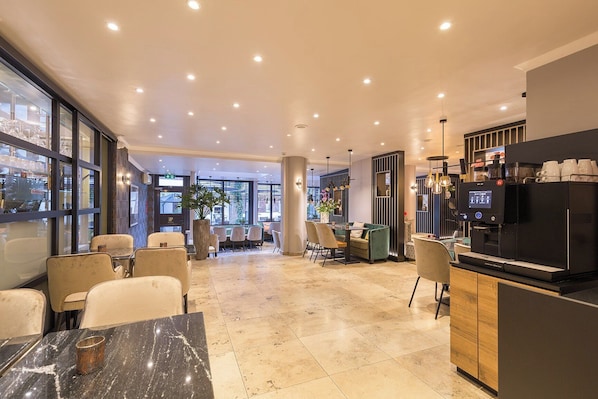 Dagelijks ontbijtbuffet (EUR 21.5 per persoon)