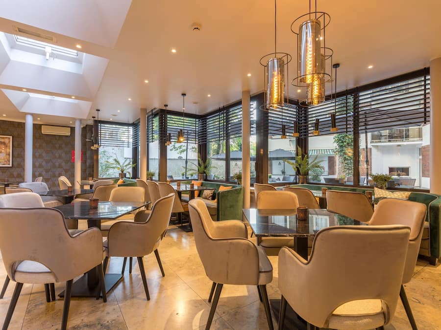 Se ofrece un desayuno bufé (25 EUR por persona)